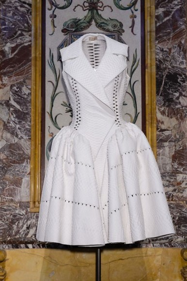 COUTURE / SCULPTURE Azzedine Alaïa in the history of fashion
