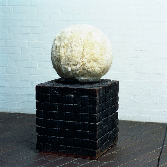 Piero Manzoni, Achrome, 1961, D45,5cm cube of wood 46,9x46,9x46,9cm. Ball of rabbit fur on base of charcoaled wooden cubes. Inv.nr. 315A 9. Fotograferne Thomas Pedersen og Poul Pedersen
